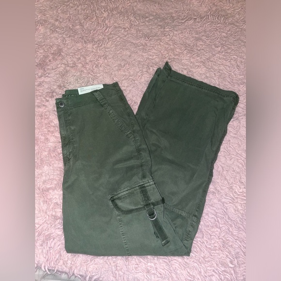 American Eagle Dreamy Drape Super HR Baggy Wide Leg Cargo Pant - Picture 2 of 4